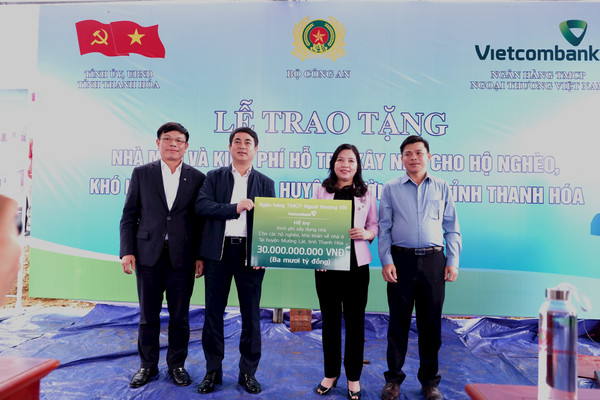 Vietcombank dành 30 tỷ đồng hỗ trợ kinh phí xây nhà cho hộ nghèo ở huyện Mường Lát