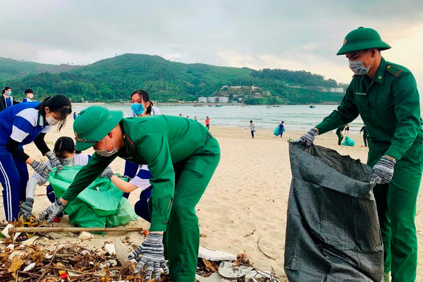 Đà Nẵng: Ra quân làm sạch môi trường biển 