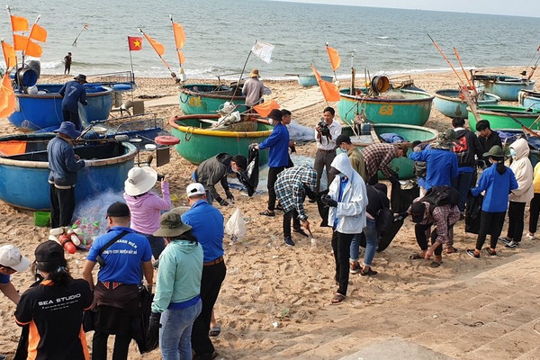 Sinh viên PVU tham gia chiến dịch  “Hãy làm sạch biển - Vì một Việt Nam xanh”