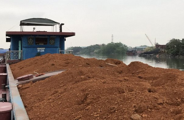 Quảng Ninh: Bắt giữ tàu vận chuyển khoảng 700 tấn quặng không rõ nguồn gốc