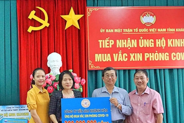 Khánh Hòa tiếp nhận 520 triệu đồng ủng hộ mua vắc xin phòng Covid-19