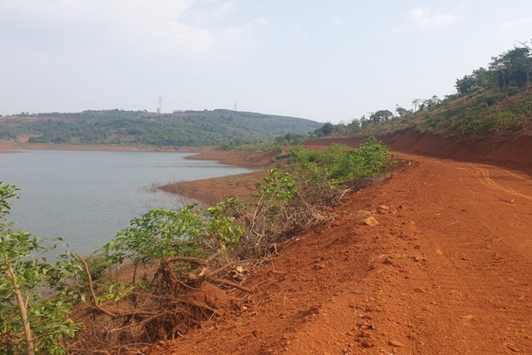 Đắk Nông: Xuất hiện tình trạng “ngang nhiên” mở đường lấp rừng bán ngập lòng hồ thuỷ điện Đắk R’Tih