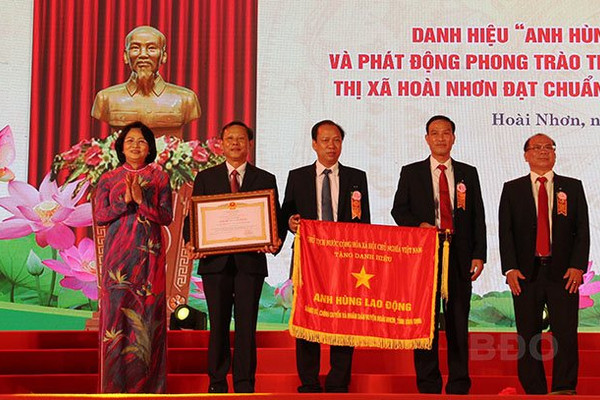 Phó Chủ tịch nước Đặng Thị Ngọc Thịnh trao danh hiệu “Anh hùng lao động” thời kỳ đổi mới cho thị xã Hoài Nhơn