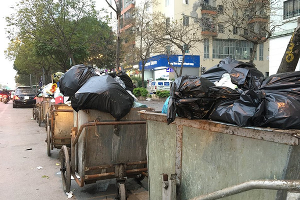 Hà Nội: Rác thải tập kết tràn lan, sai quy định bên lề đường