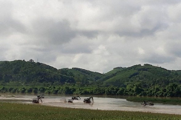 Nghệ An: Bắt 3 tàu khai thác cát trái phép trên sông Lam