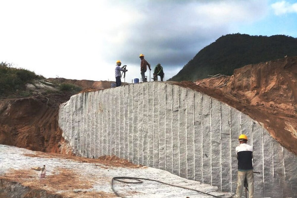 Bảo đảm an toàn môi trường khi thăm dò mỏ đá granit Ninh Thuận