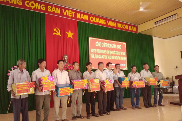 Nguyên Chủ tịch nước Trương Tấn Sang thăm tặng quà cho ngư dân thị xã Hoài Nhơn, tỉnh Bình Định 