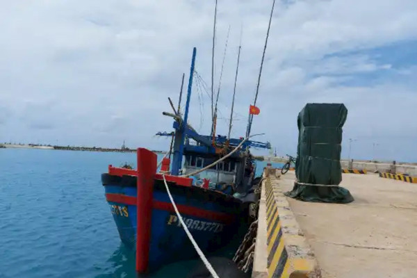 Bộ đội Trường Sa kịp thời sửa chữa sự cố máy tàu cá Phú Yên