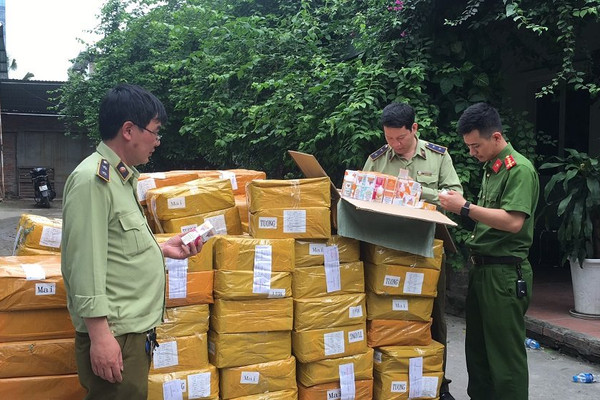 Hà Nội: Phát hiện gần 14.000 lọ tinh dầu thuốc lá điện tử 