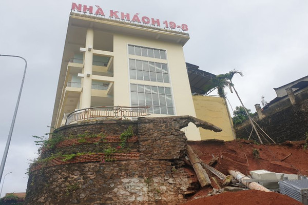Đắk Nông: Mưa lớn sạt lở bờ kè Nhà khách Công an tỉnh