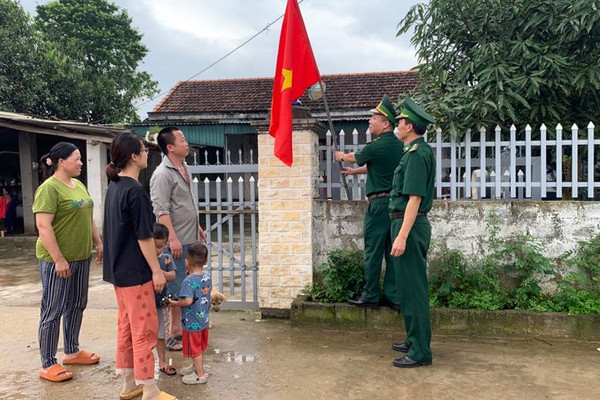 Quảng Ninh: Tặng 1.650 cờ Tổ quốc và ảnh Bác Hồ cho nhân dân khu vực biên giới
