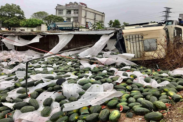 Quảng Bình: Xe tải bị lật, người dân giúp tài xế thu gom hàng chục tấn dưa hấu