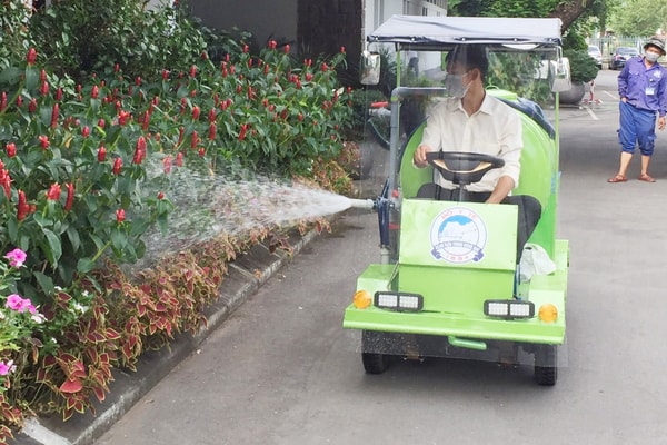 Độc đáo xe phun nước tự chế tại Bệnh viện Trung ương Huế