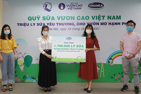 1,7 triệu hộp sữa sẽ được Vinamilk gửi đến trẻ em khó khăn qua Quỹ sữa Vươn cao Việt Nam