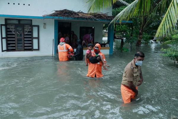 Hàng nghìn người sơ tán khỏi bờ biển phía Tây Ấn Độ khi bão Tauktae hoành hành