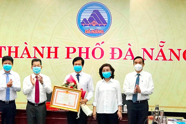 Đà Nẵng: Trao Bằng khen của Thủ tướng Chính phủ cho Trung tâm Kiểm soát bệnh tật thành phố  