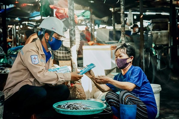 Đoàn Thanh niên Nhà máy Nhiệt điện Vĩnh Tân 4 phối hợp với UBND xã Vĩnh Tân tuyên truyền phòng chống dịch Covid-19