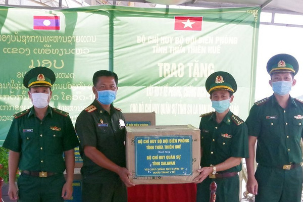 Trao tặng vật tư y tế phòng, chống COVID - 19 cho lực lượng vũ trang Lào