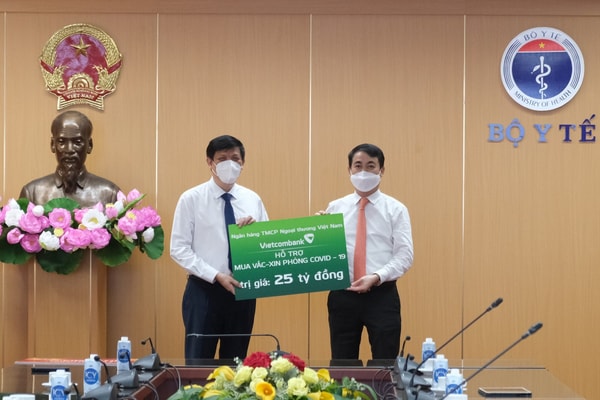 Vietcombank trao 25 tỷ đồng hỗ trợ Bộ Y tế mua vắc xin phòng COVID-19 