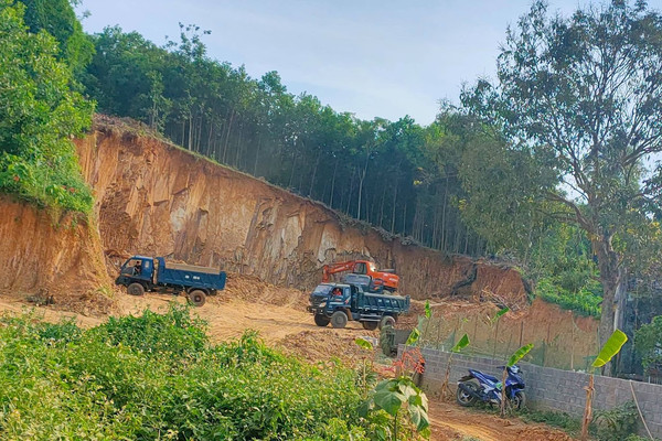 Thạch Thành (Thanh Hóa): Rầm rộ khai thác đất trái phép san lấp dự án trung tâm thương mại