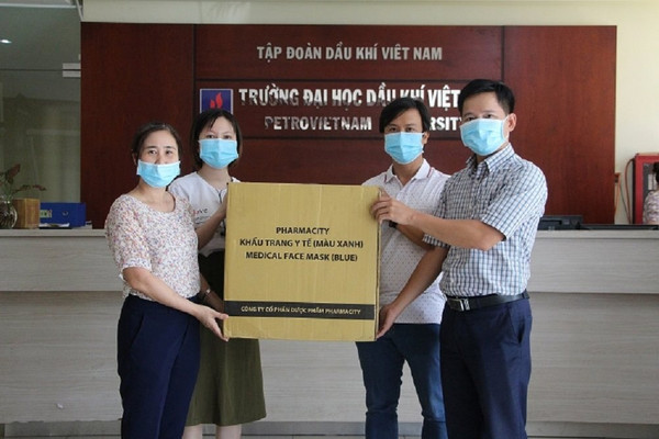 Công đoàn Trường ĐH Dầu khí Việt Nam cấp phát khẩu trang cho cán bộ, giảng viên, người lao động