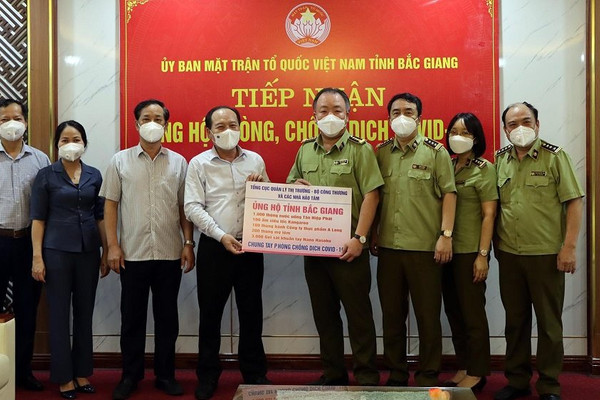Tổng Cục QLTT trực tiếp trao nhu yếu phẩm, vật tư y tế đến tâm dịch Bắc Giang