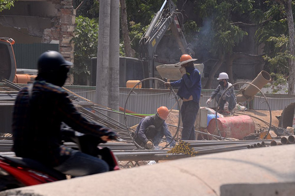 Hà Nội: Người lao động mưu sinh trong nắng nóng