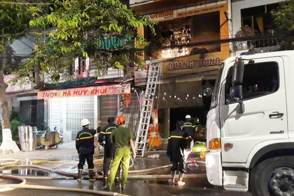 Cháy nhà làm 4 người chết thương tâm: Lực lượng cứu hỏa thiếu chuyên nghiệp?
