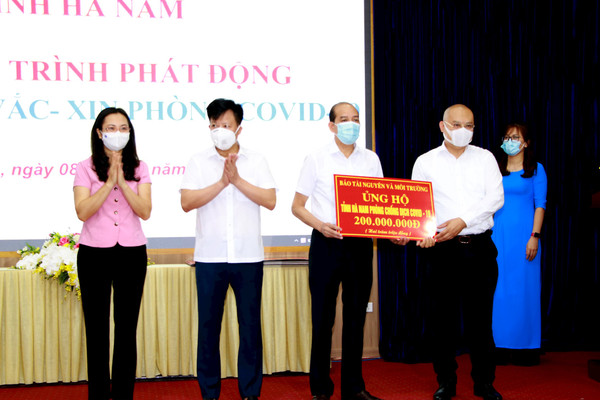Báo Tài nguyên và Môi trường ủng hộ Quỹ vắc-xin phòng COVID-19 tỉnh Hà Nam 200 triệu đồng
