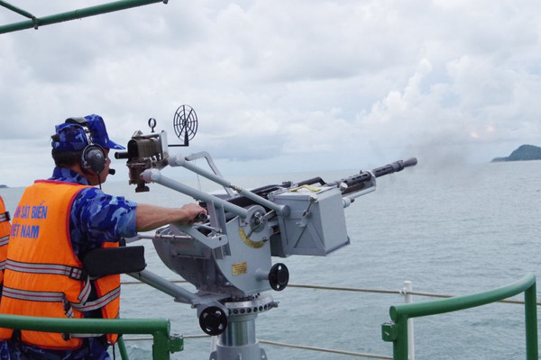Bộ Tư lệnh Cảnh sát biển 1 huấn luyện chiến thuật vòng tổng hợp và bắn súng pháo trên biển 