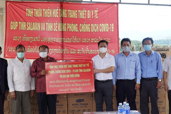Thừa Thiên Huế hỗ trợ trang thiết bị y tế cho nước bạn Lào phòng, chống dịch COVID - 19