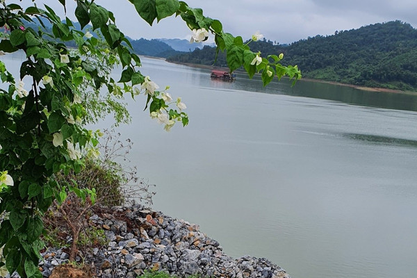 Thái Nguyên: Doanh nghiệp Anh Thắng ngang nhiên đổ đất đá san lấp trái phép Hồ Núi Cốc