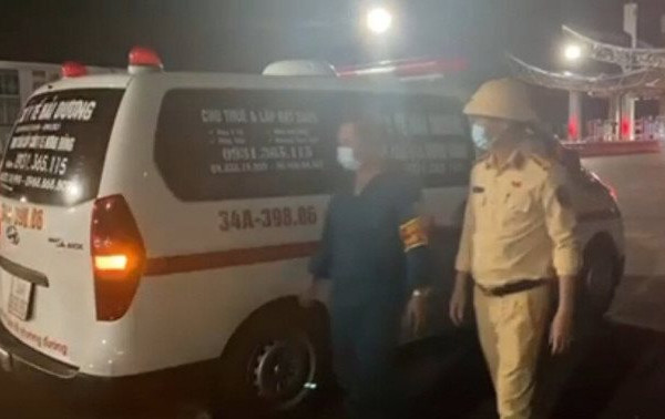 Thuê xe cứu thương, giả bệnh nhân, làm dấu giả để “thông" chốt vào Quảng Ninh