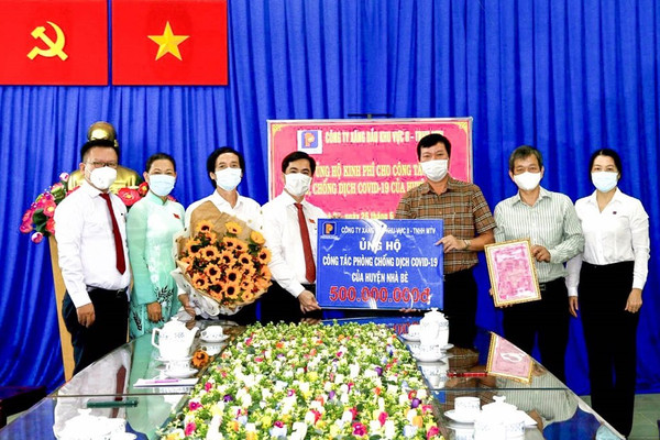 Petrolimex Sài Gòn ủng hộ 500 triệu đồng phòng, chống dịch Covid-19 tại huyện Nhà Bè