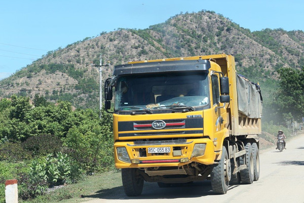 Chủ tịch tỉnh Ninh Thuận chỉ đạo kiểm tra xử lý thông tin đoàn xe Công ty Hướng Dương Sáng chở đất phá đường