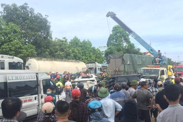 Thanh Hóa: Tai nạn liên hoàn khiến 9 ô tô hư hỏng nặng một người tử vong tại chỗ