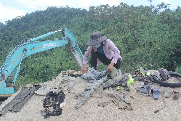 Phát hiện nhiều vật dụng của các công nhân mất tích trong vụ sạt lở thủy điện Rào Trăng 3