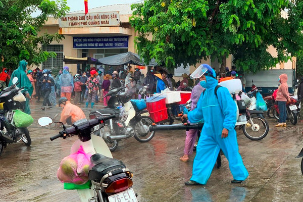 Tài xế chở rau củ dương tính SARS-CoV-2, chợ nông sản ở Quảng Ngãi bị phong tỏa 