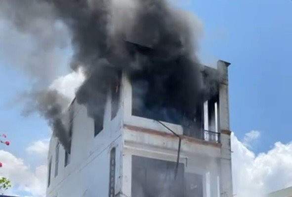 Quảng Nam: Căn nhà 3 tầng bốc cháy ngùn ngụt lúc giữa trưa