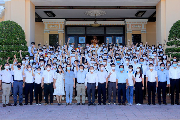 Hơn 100 y, bác sỹ ở Thừa Thiên Huế lên đường hỗ trợ các tỉnh niềm Nam chống dịch
