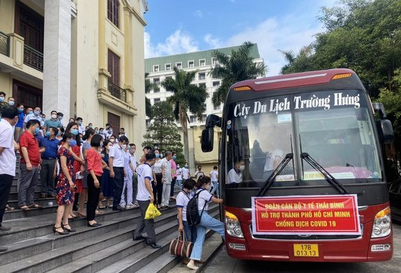 Hơn 400 cán bộ, sinh viên y tỉnh Thái Bình lên đường chi viện cho TP.HCM chống dịch
