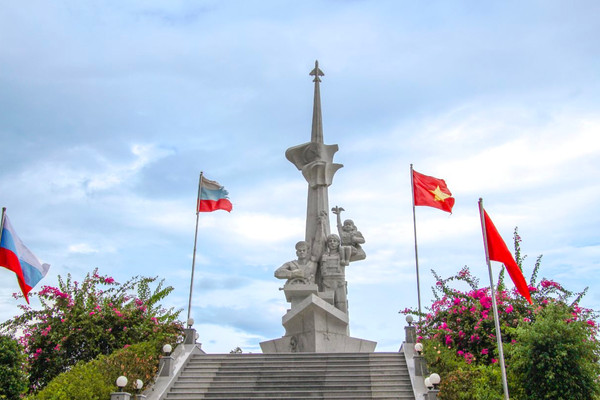 Tượng đài Cam Ranh - Nơi tri ân những người lính Việt - Nga
