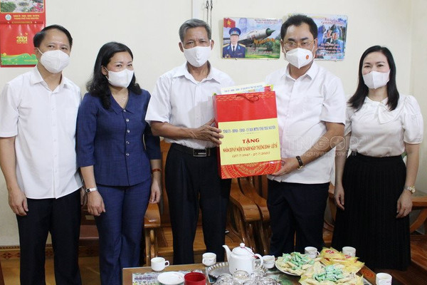 Chủ tịch UBND tỉnh Thái Nguyên, thăm và tặng quà các gia đình chính sách, nhân kỷ niệm 74. năm ngày Thương binh - Liệt sĩ