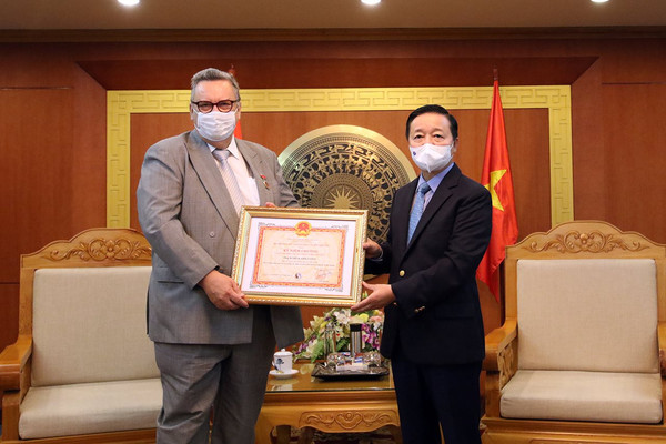 Bộ trưởng Trần Hồng Hà trao Kỷ niệm chương “Vì sự nghiệp Tài nguyên và Môi trường” cho Đại sứ Phần Lan tại Việt Nam
