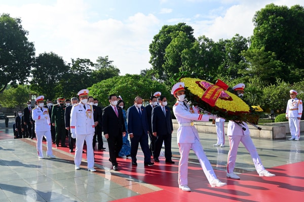 Lãnh đạo Đảng, Nhà nước, Quốc hội đặt vòng hoa, tưởng niệm các Anh hùng liệt sĩ