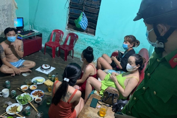 Đà Nẵng: Bất chấp lệnh giãn cách xã hội vẫn tụ tập ăn nhậu
