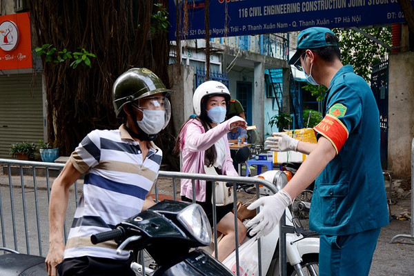 Hà Nội: Lập chốt kiểm soát người dân ra đường không có lý do