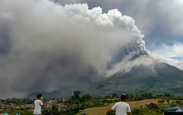 Núi lửa Sinabung ở Indonesia “thức giấc”, phun khói đen cao hơn 4.500m