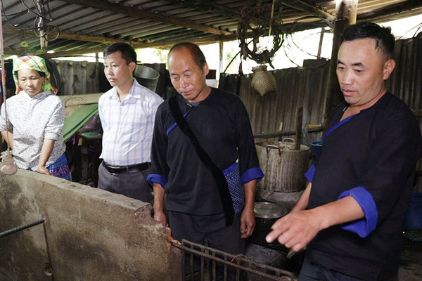 Già làng Giàng Vàng Ly giúp người dân thay đổi phong tục tập quán lạc hậu