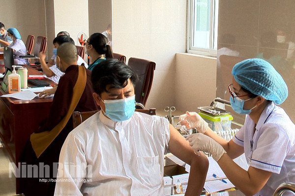 Ninh Bình: Tiêm phòng vắc xin Covid-19 cho gần 200 chức sắc, chức việc các tôn giáo